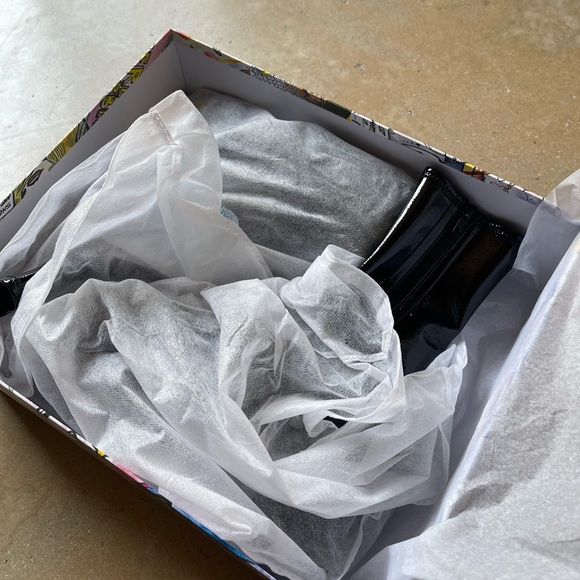 Jeffrey Campbell- Refresh Boot Black Crinkle Patent
Size W7.5 - Picture 6 of 7